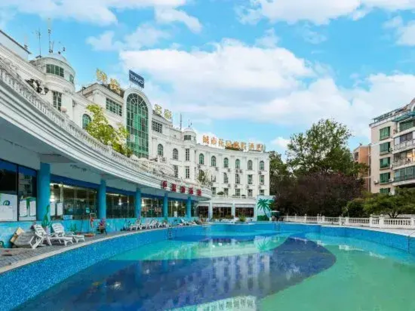 Tuwo Colorful City Garden Resort