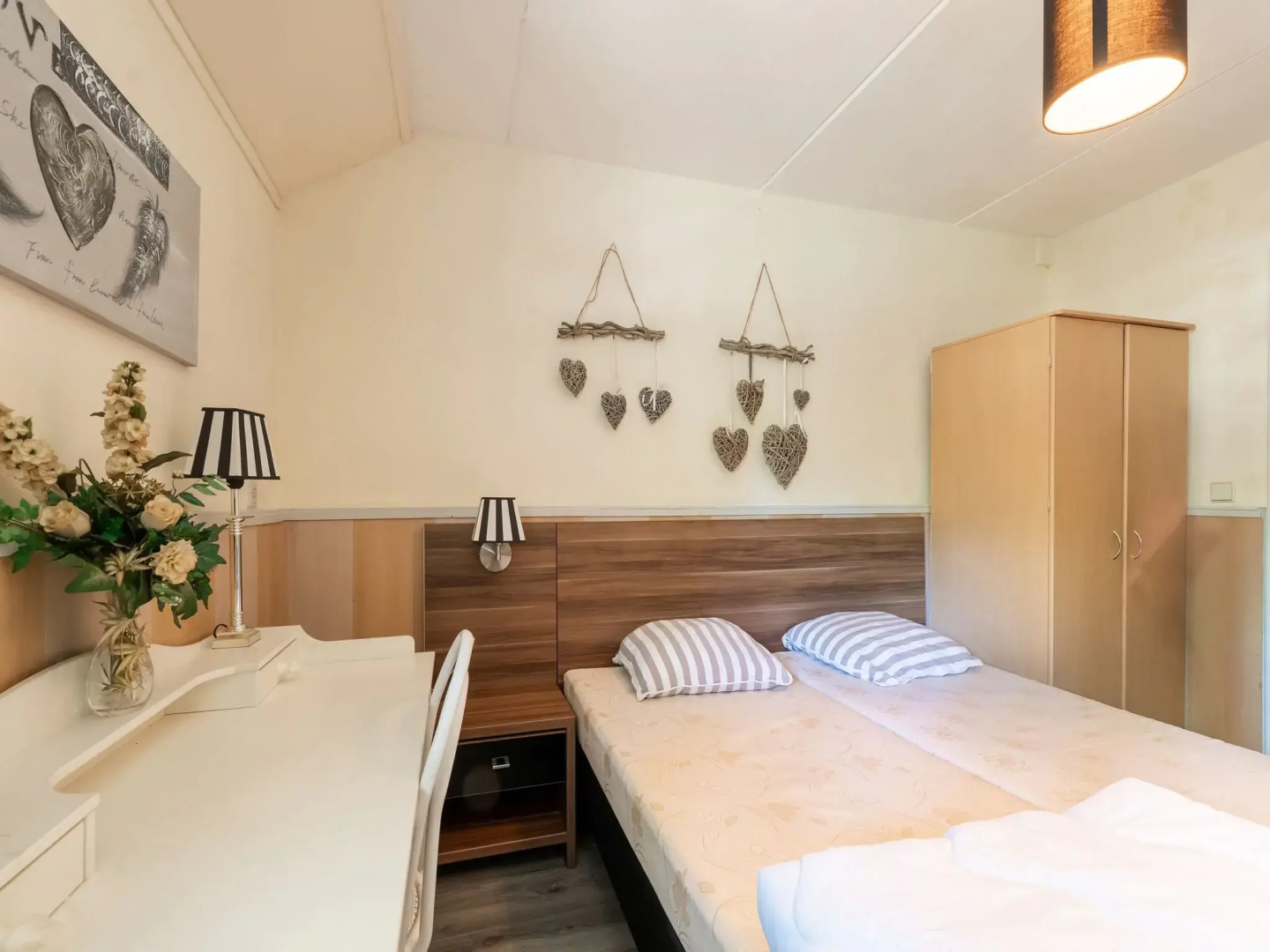 Farmhouse in Giethoorn by the Canals