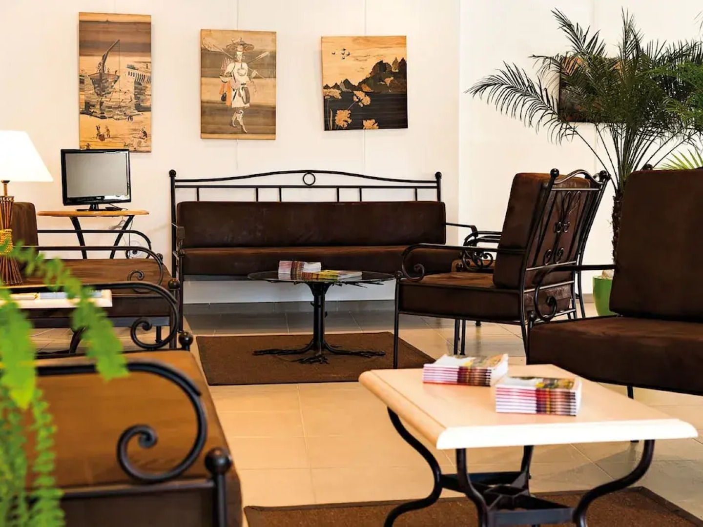 Spacious Holiday Home With Dishwasher and AC, in the Luberon