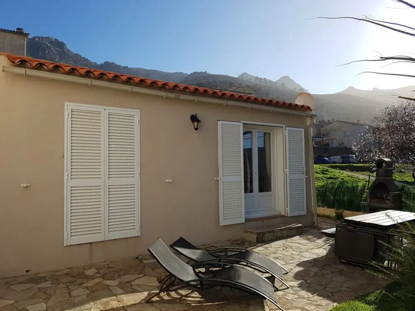 A L'ombre Du Clocher