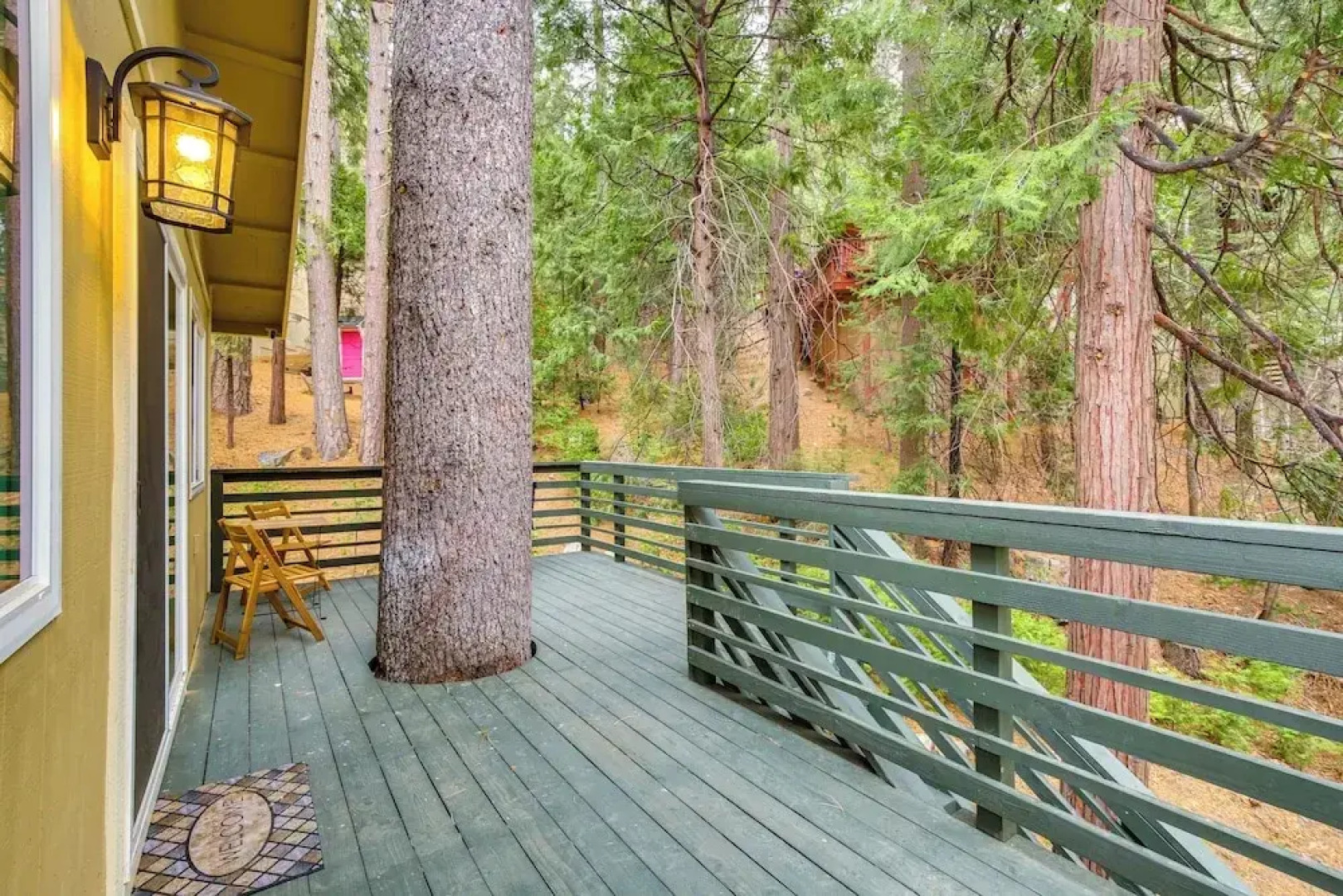 4 Mi to Lake Arrowhead: Cabin w/ Grill & Deck!