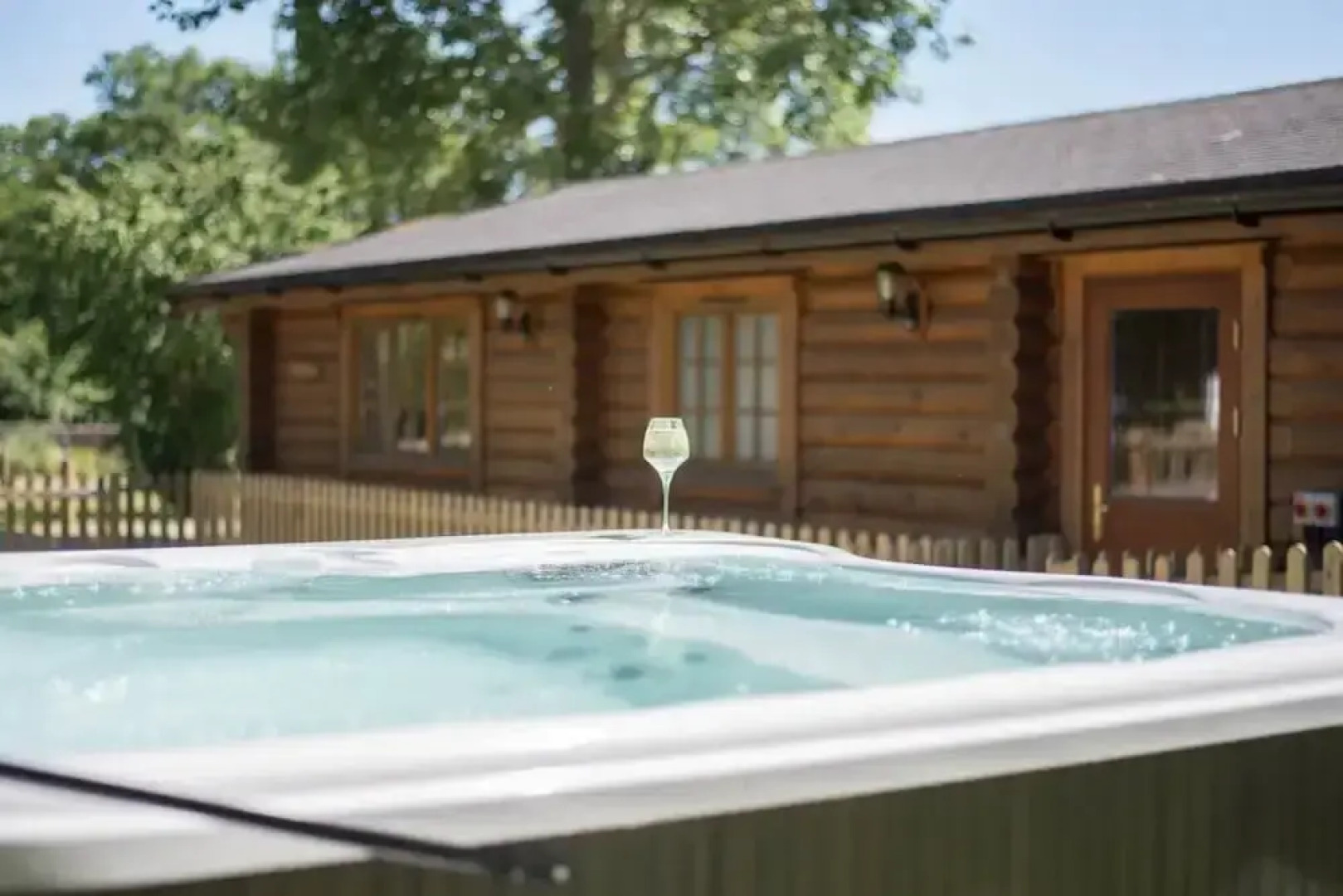 Oak Lodge With Hot Tub, Kingfishers