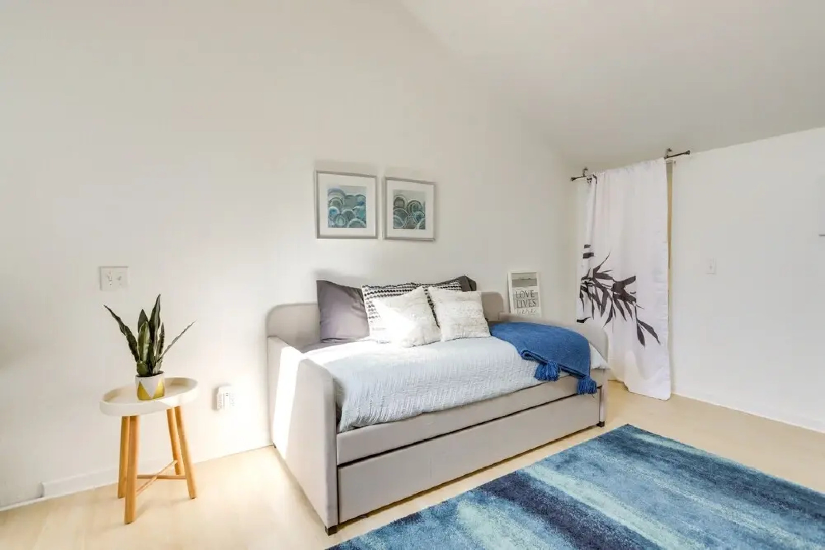 Charming Condo on Lake Erie w/ Community Pool