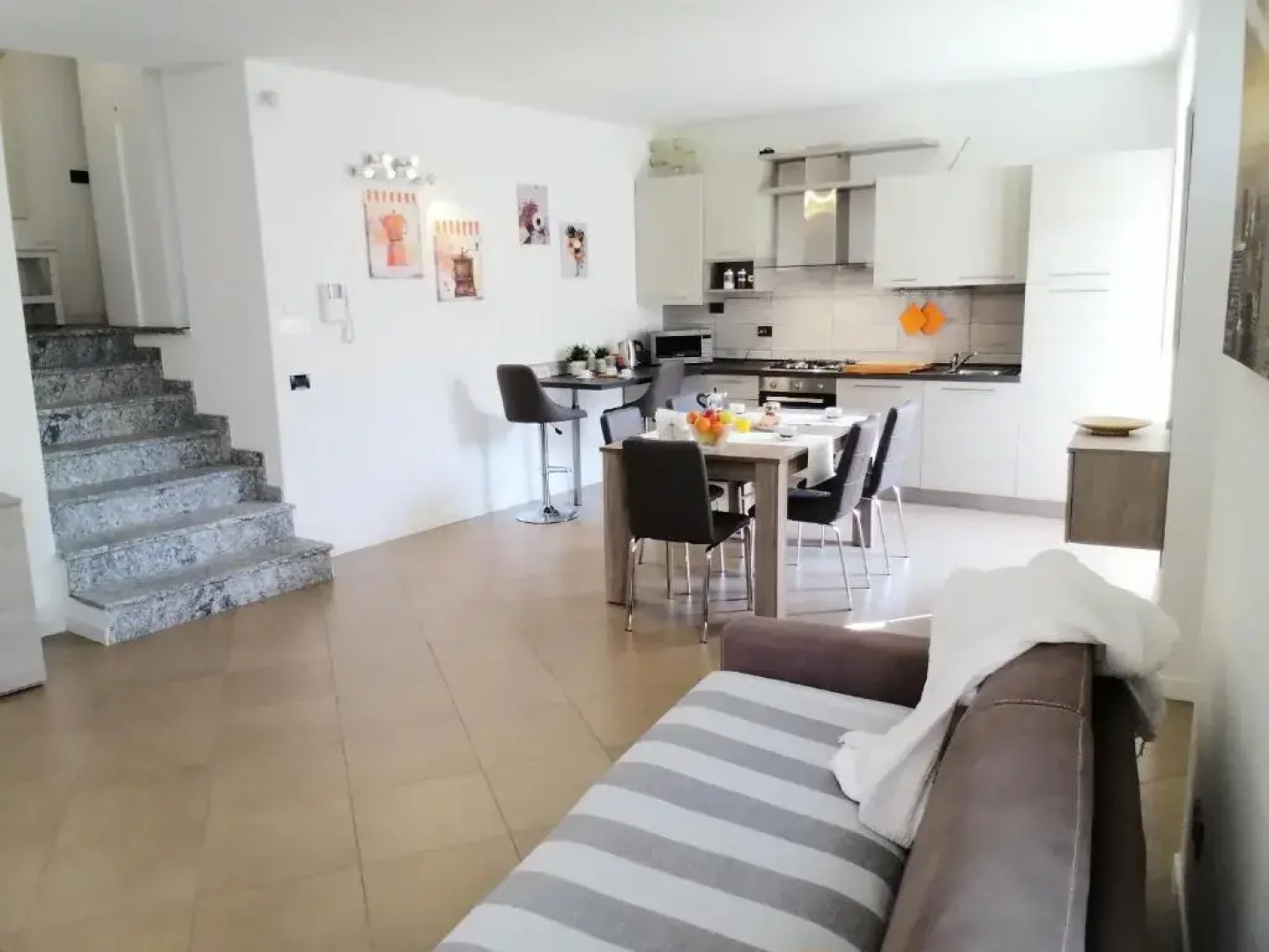 BELLAGIO DREAMS APT, pool, with private garden, near lake