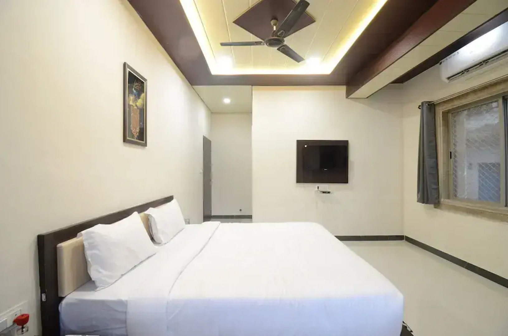 Hotel Shri Dhwaja Inn