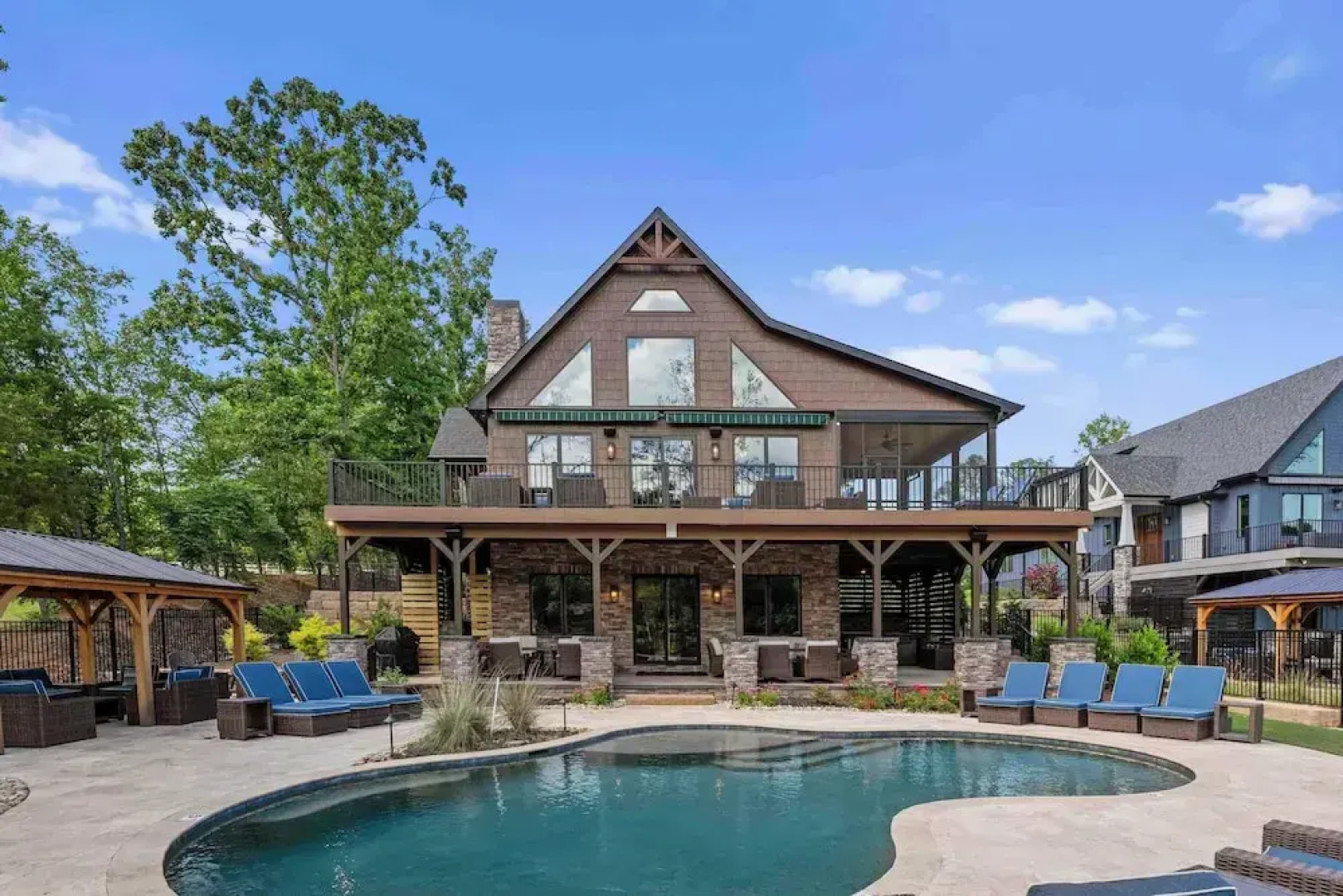 Black Bear & Blue Heron by Avantstay 2 Lakefront Homes, Sleeps 43 Pool, Dock, Theater