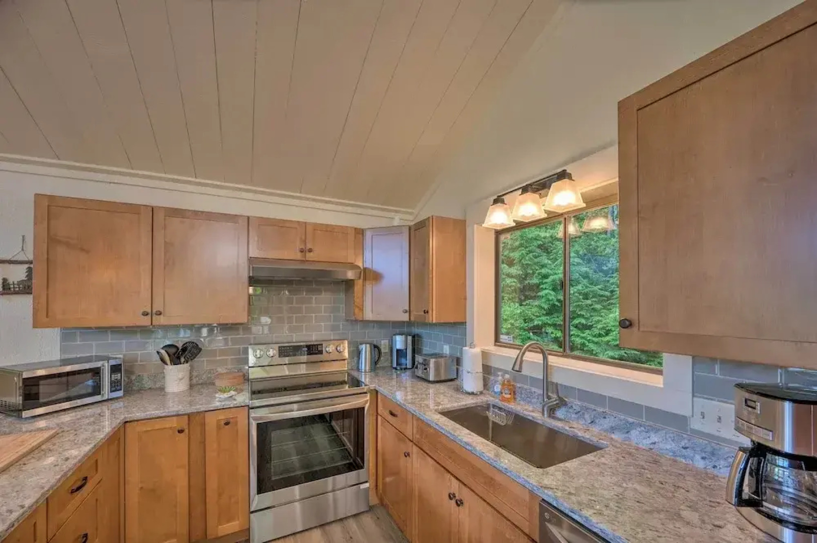 House w/ Balcony ~ 5 Mi to Cranmore Resort!