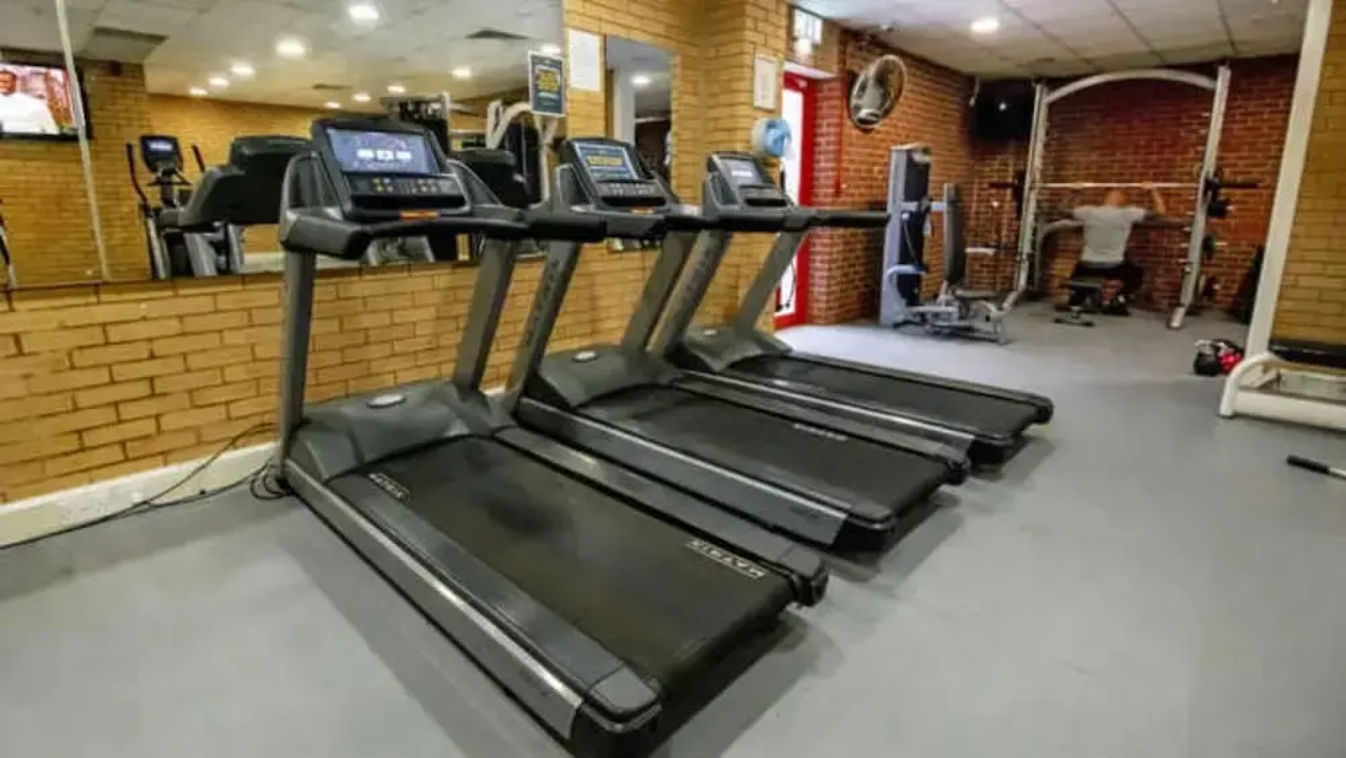 Caravan - Sleeps 4 - Pool - Pet Friendly