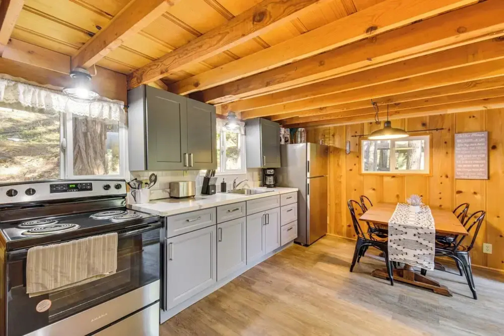 15 Mi to Ski Resort: Cozy Cabin Near Long Barn!