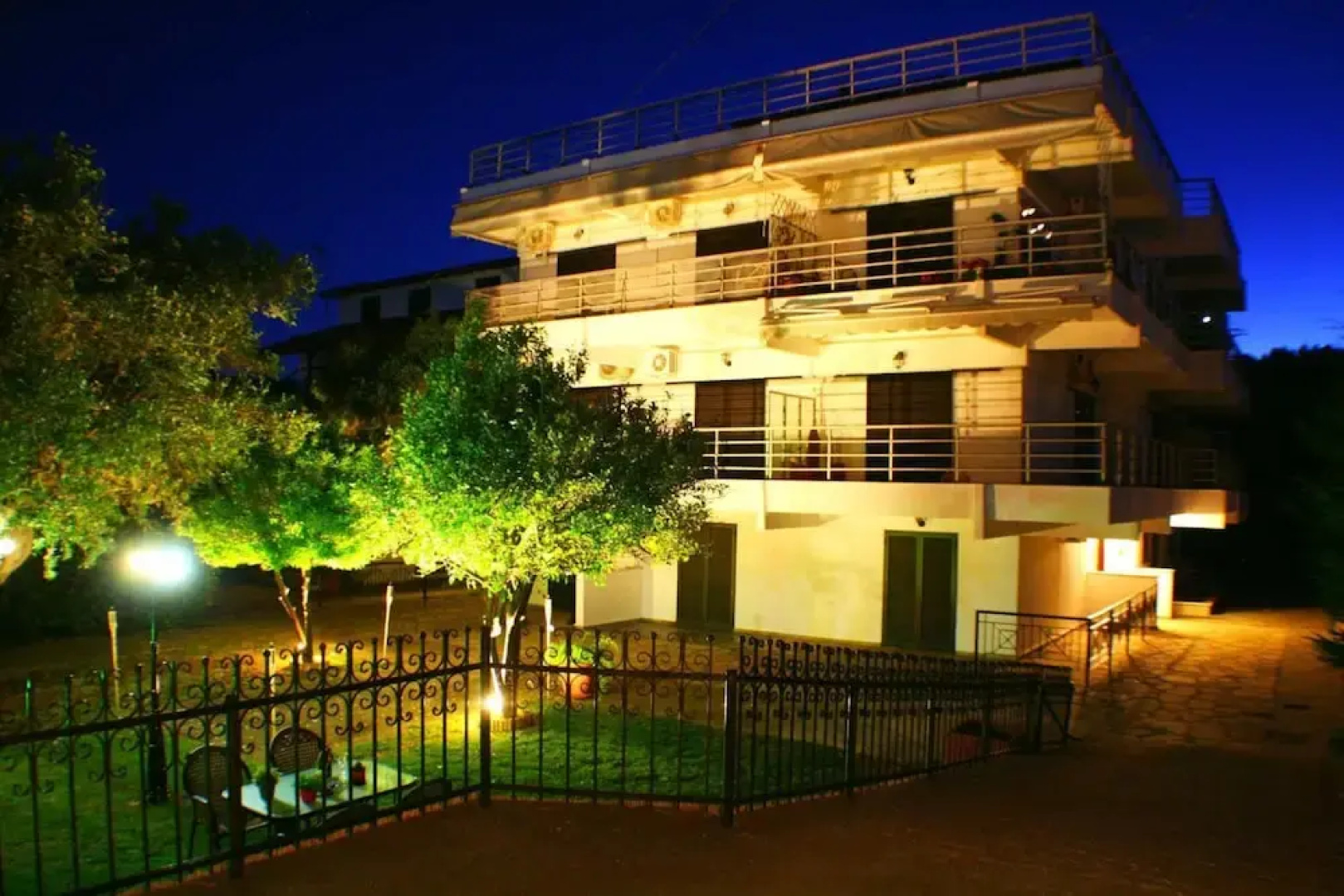 Salonikiou Beach Deluxe Apartments