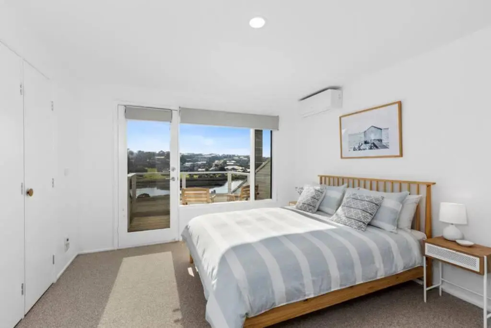 SALTWATER HOUSE - Opposite the beach and views over the lake!