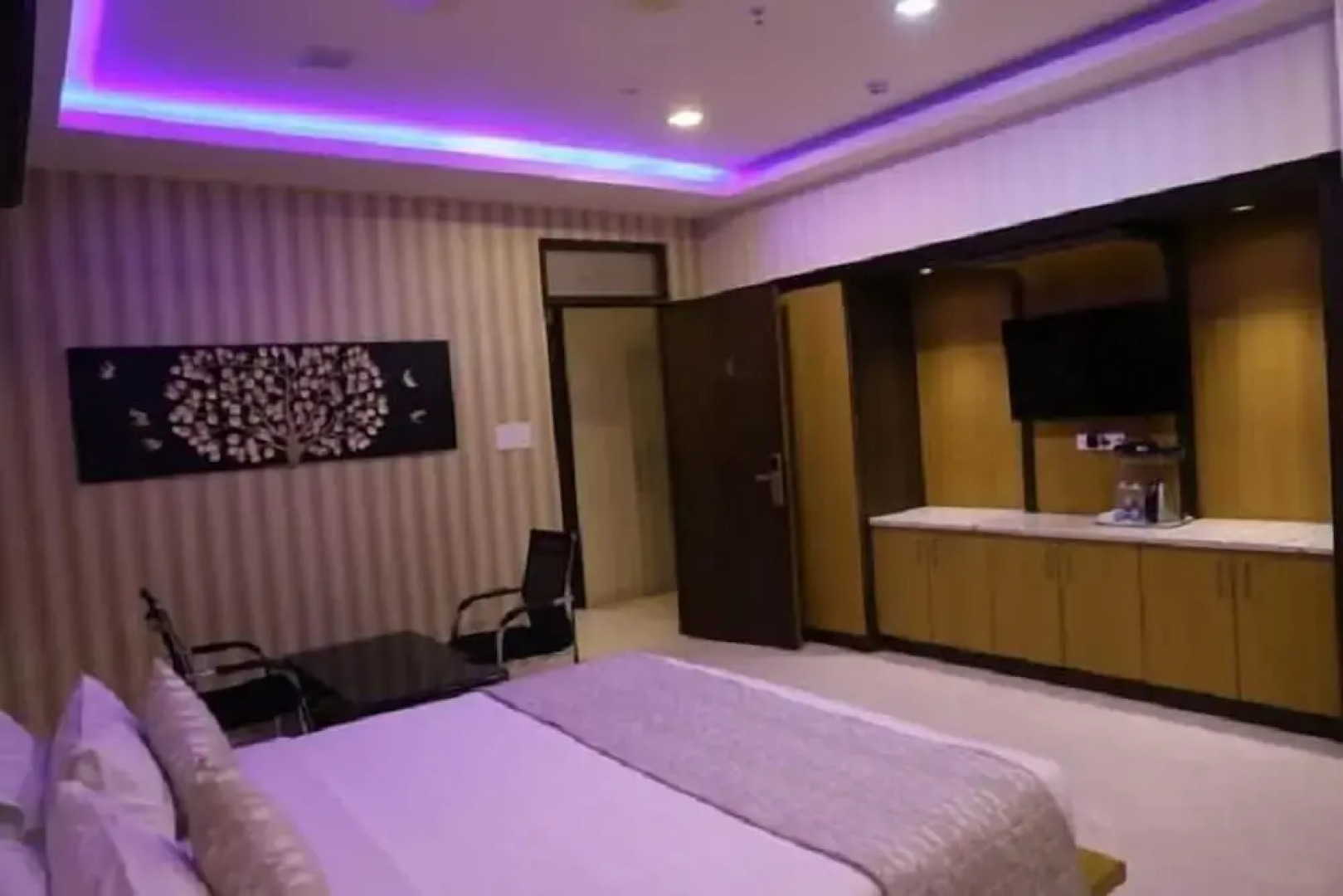 Iroomz Hotel SR Grand
