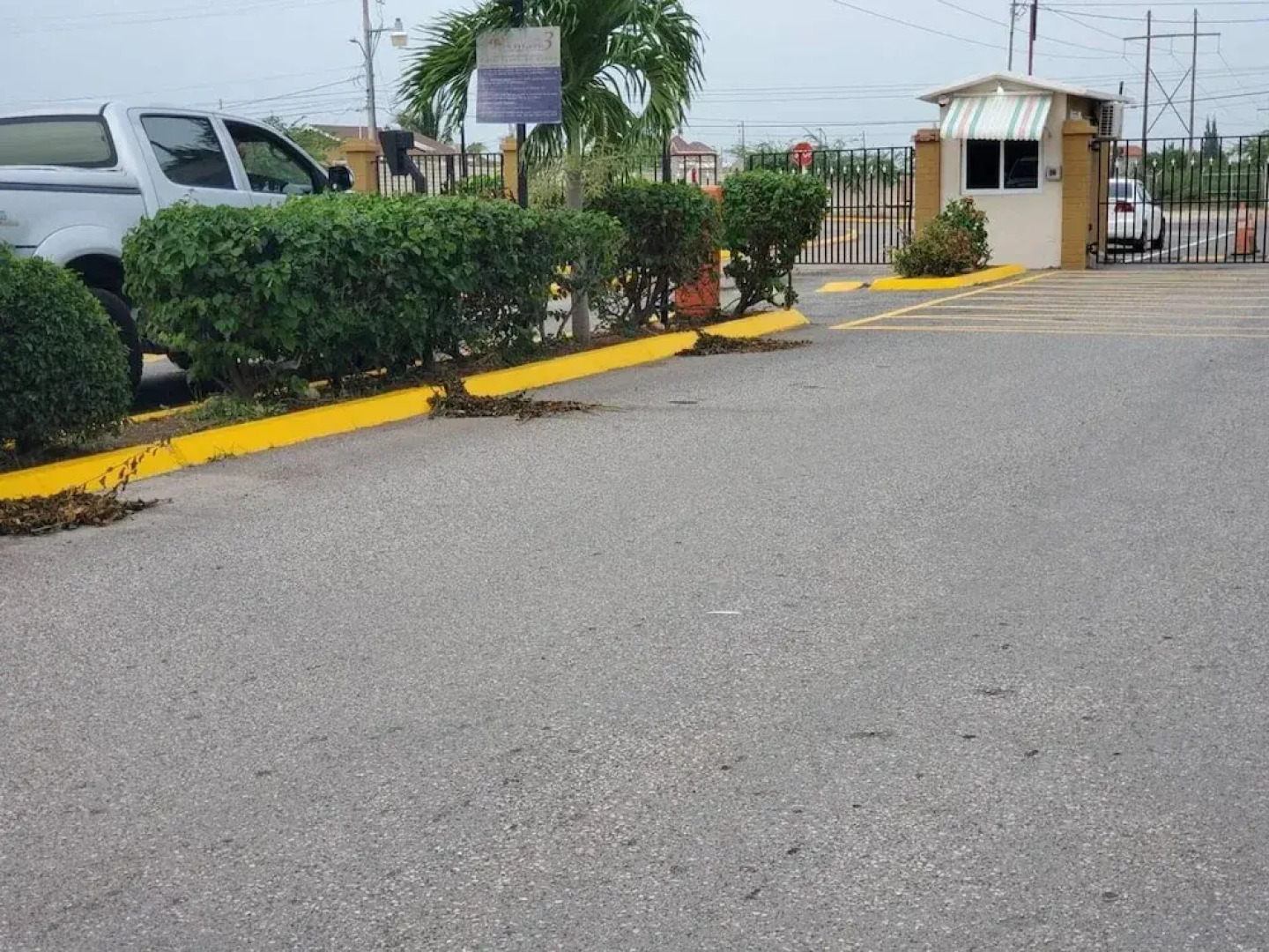 Beautiful 1-bed House in Old Harbour, Gated