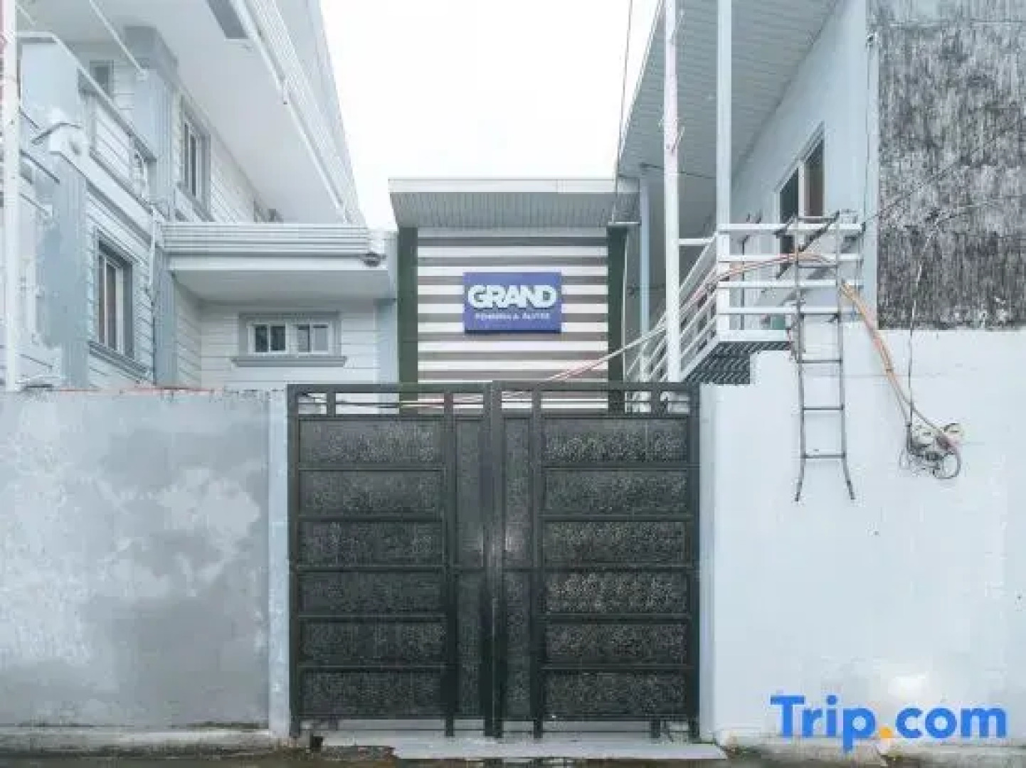 RedDoorz Premium @ THE GRAND PENINSULA SUITES