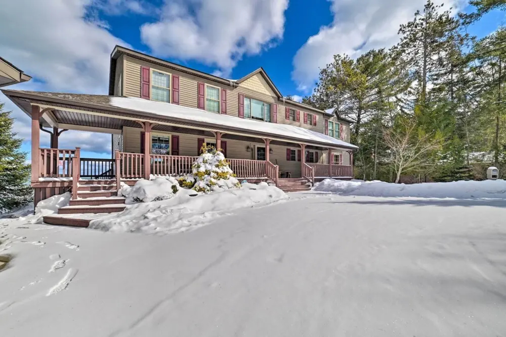 Spacious Lakefront Home w/ Sunroom & Bar!