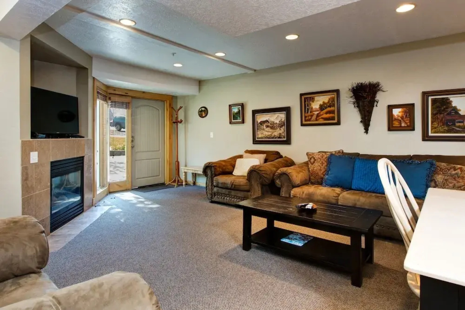 2BR Empire House Condo by RedAwning