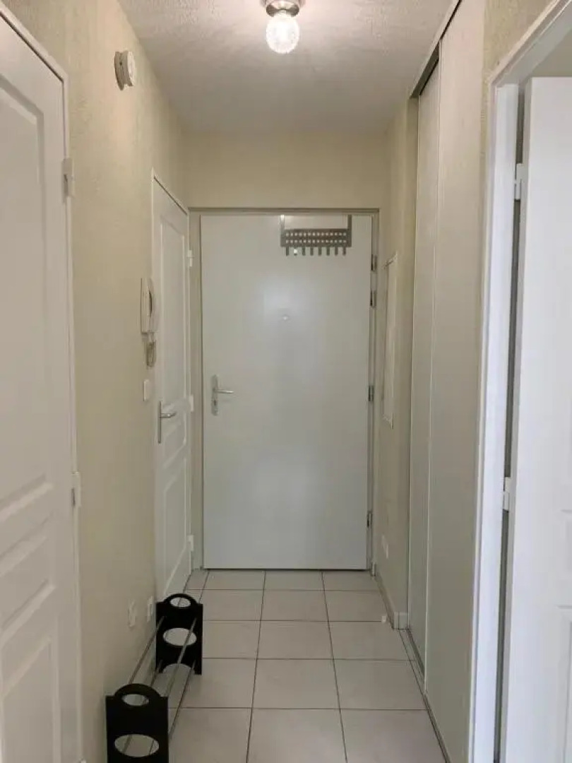 F2 rénové,lumineux avec balcon,parking et piscine