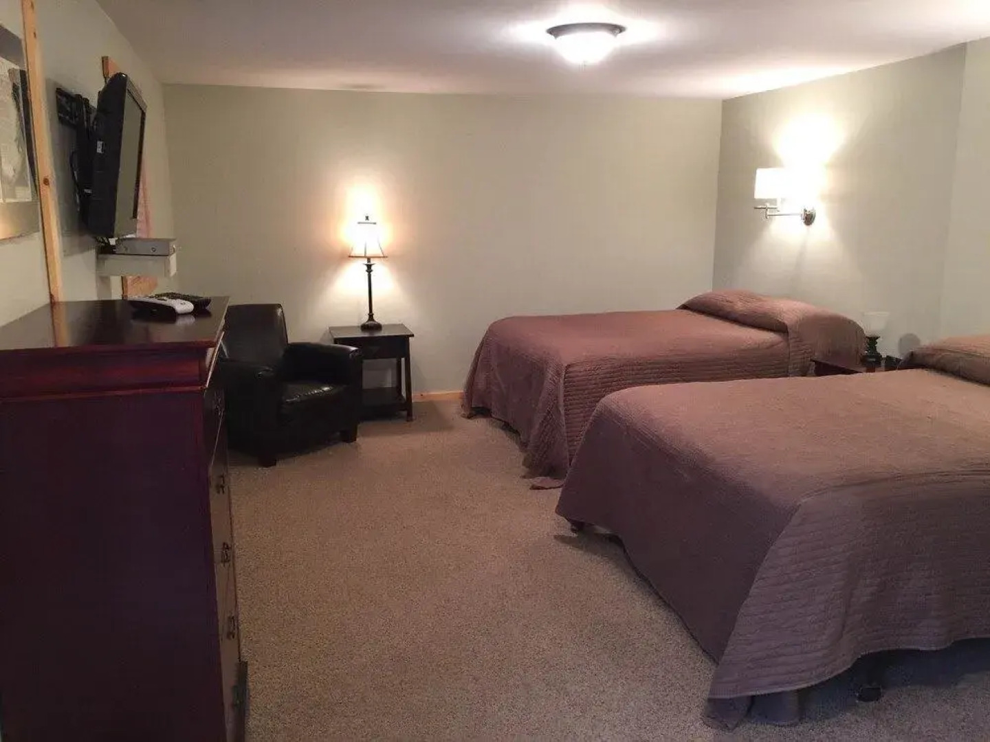 Whistling Swan Motel