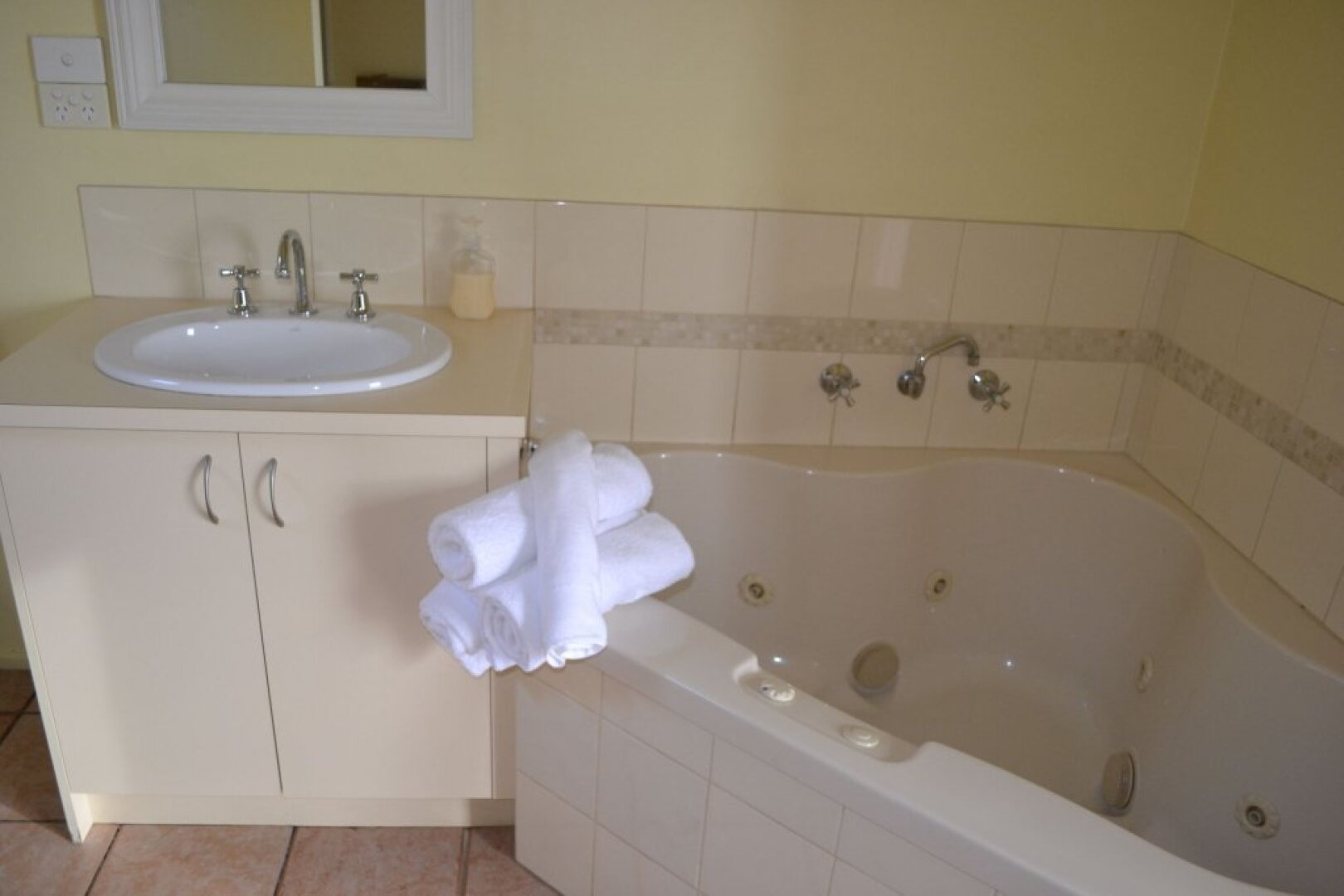 Lorne Cottages Ocean Views - Log Fires & Spas