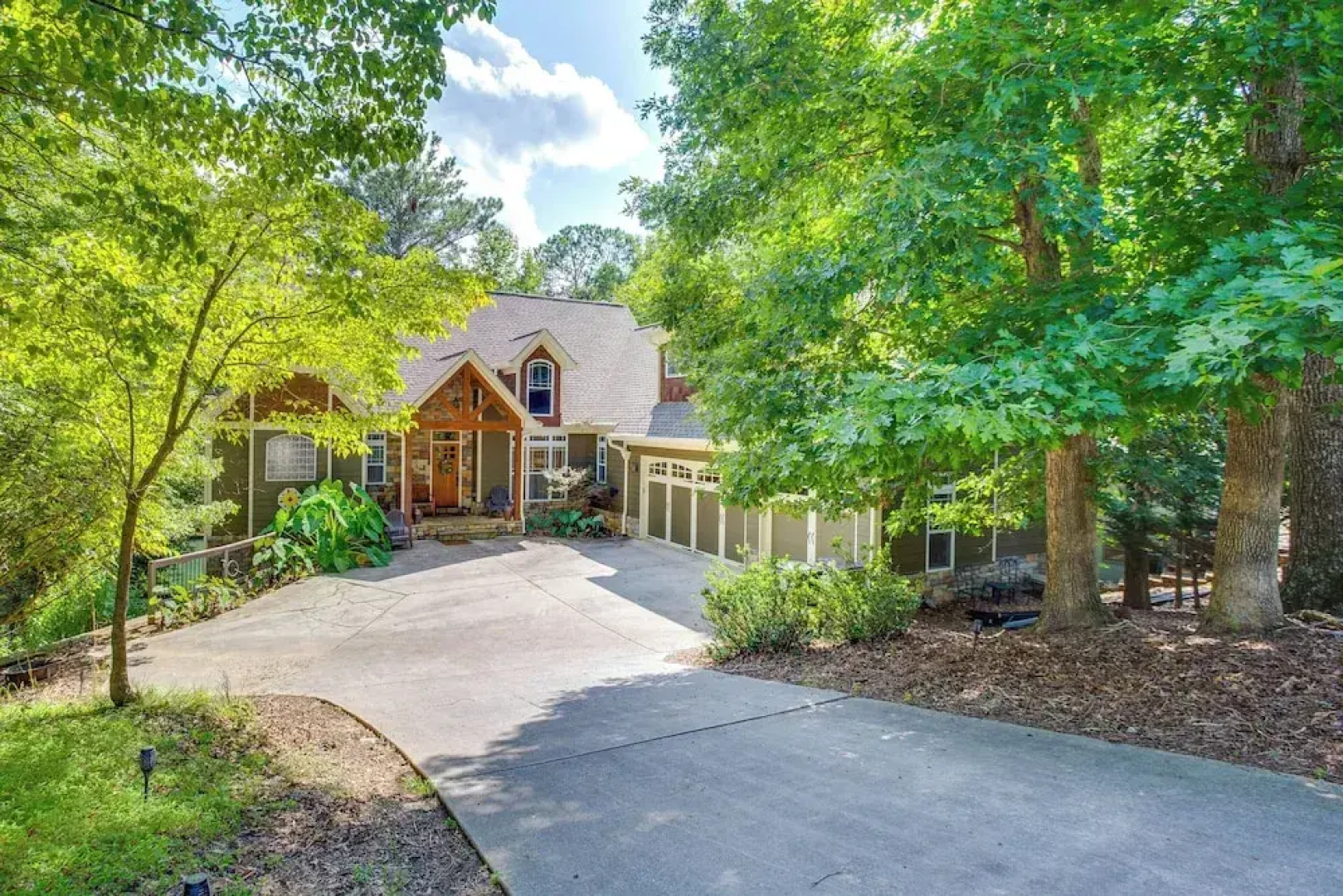 Lake Access: Waleska House w/ Floating Dock!