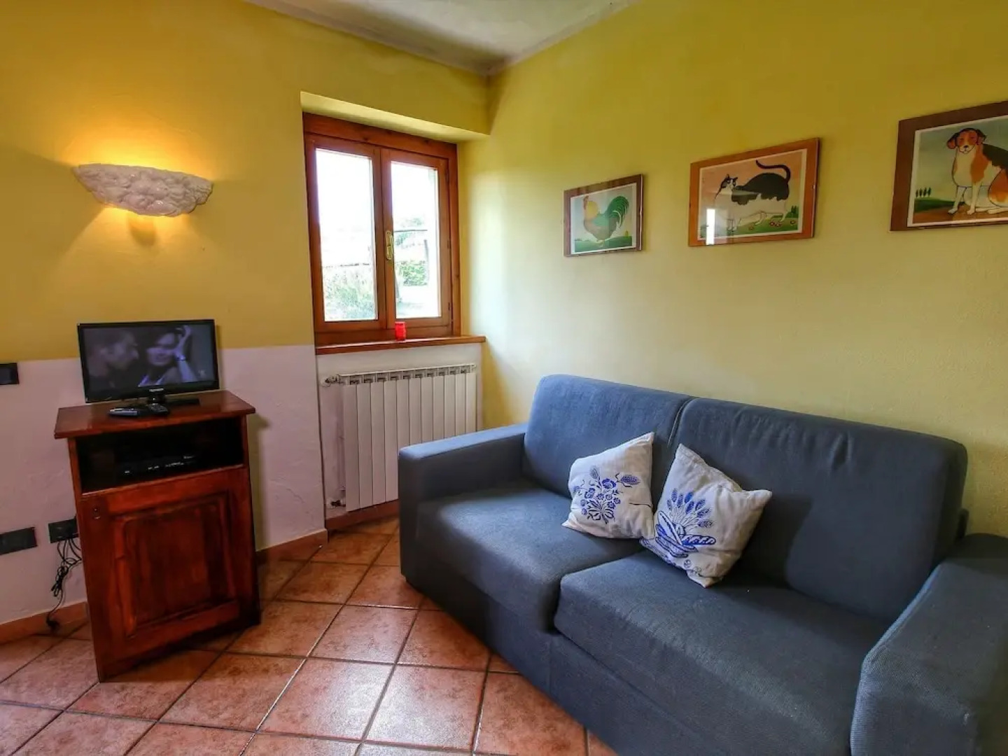 Rustic Apartment in Caprese Michelangelo near Lake