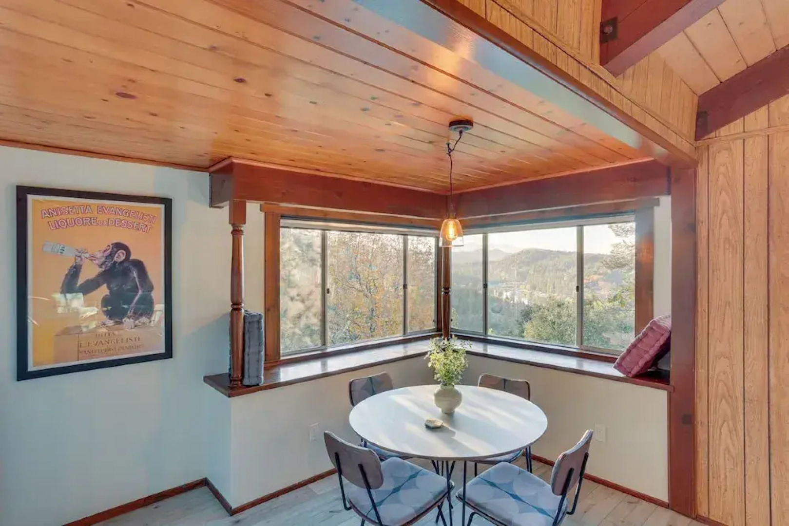 Crestline Cabin: Mountain Views & Fire Pit!