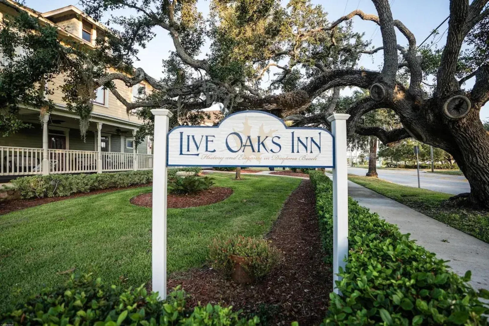 Live Oaks Inn