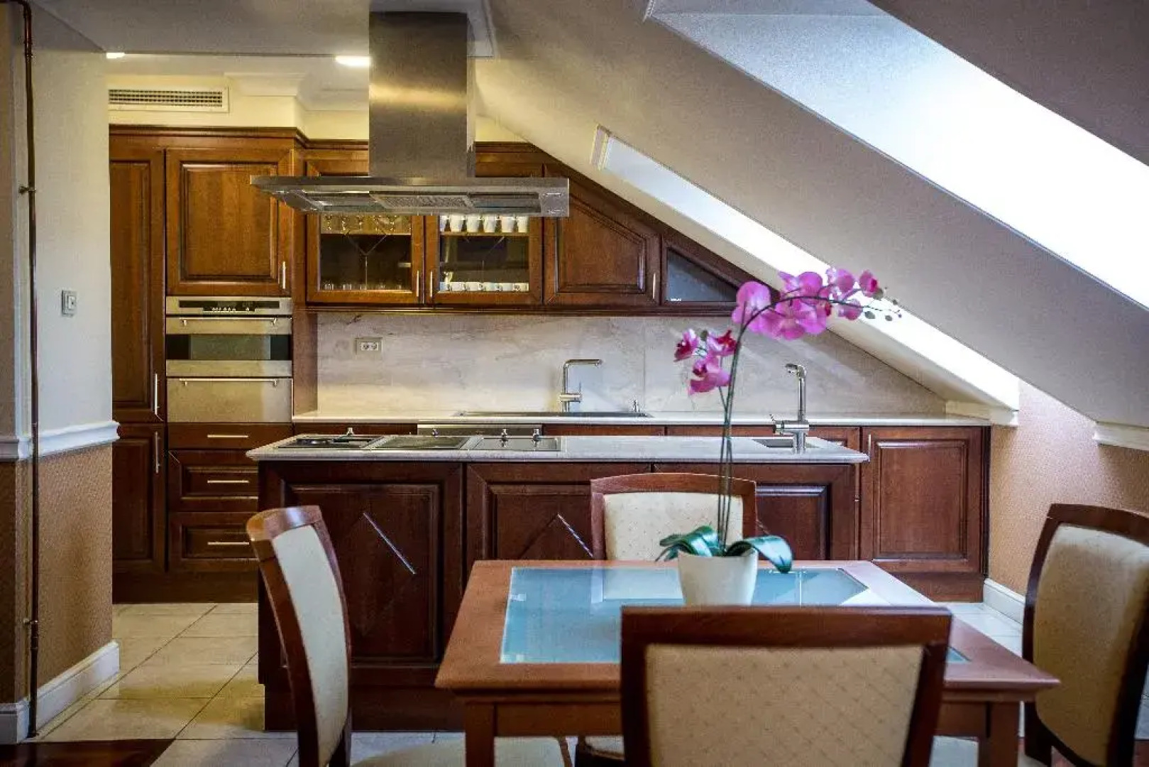 Queen's Court Hotel & Residence