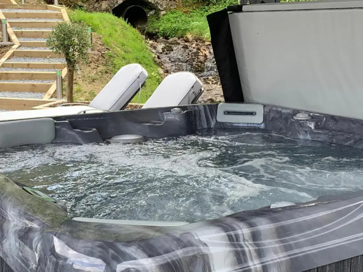 Little Fox Lodge Hideaway Glencoe - 5 Star with Hot Tub overlooking Loch Linnhe