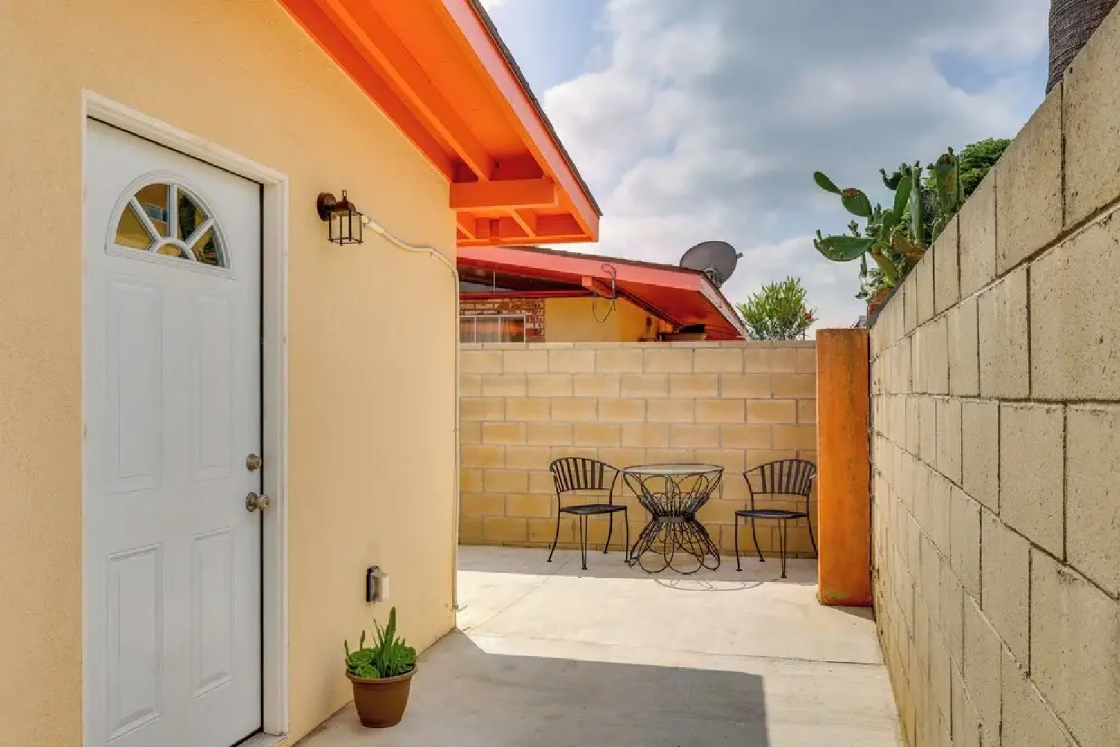 Sleek San Fernando Studio ~ 14 Mi to Universal