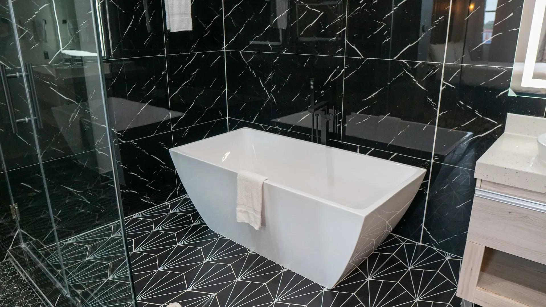 Comfeeni Inn and Suites
