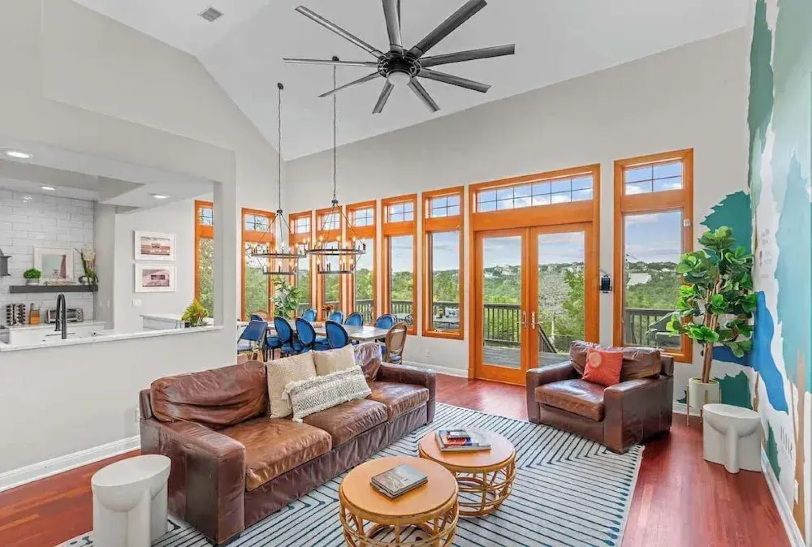Luxurious Lake Park House: Sleeps 25, Pool, Hot-tub, Firepit and Game Room!