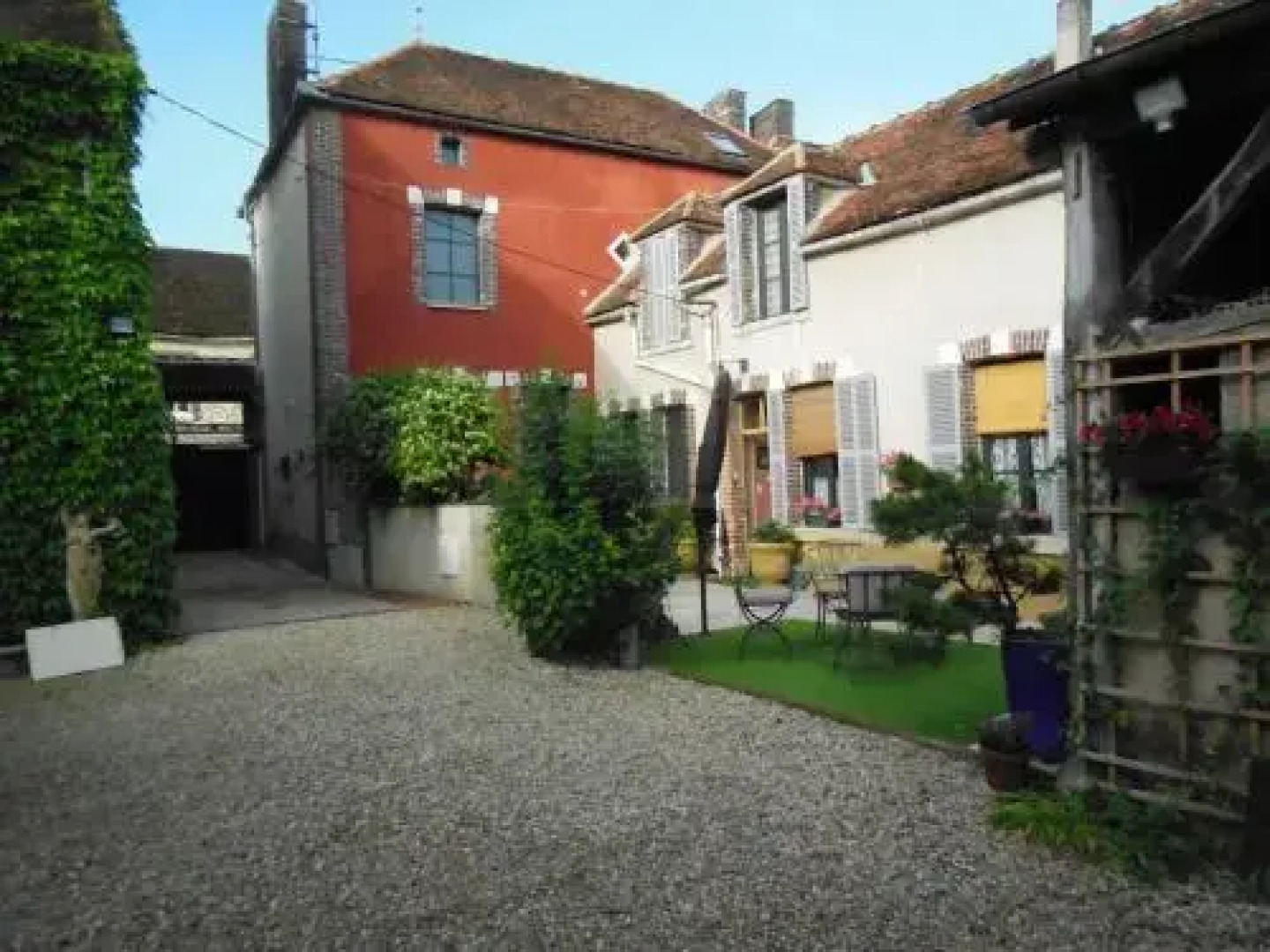 Les Bains Bed & Breakfast