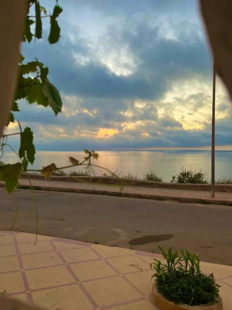 Seaside View: Enjoy Sunsets at fully equipped Apt.