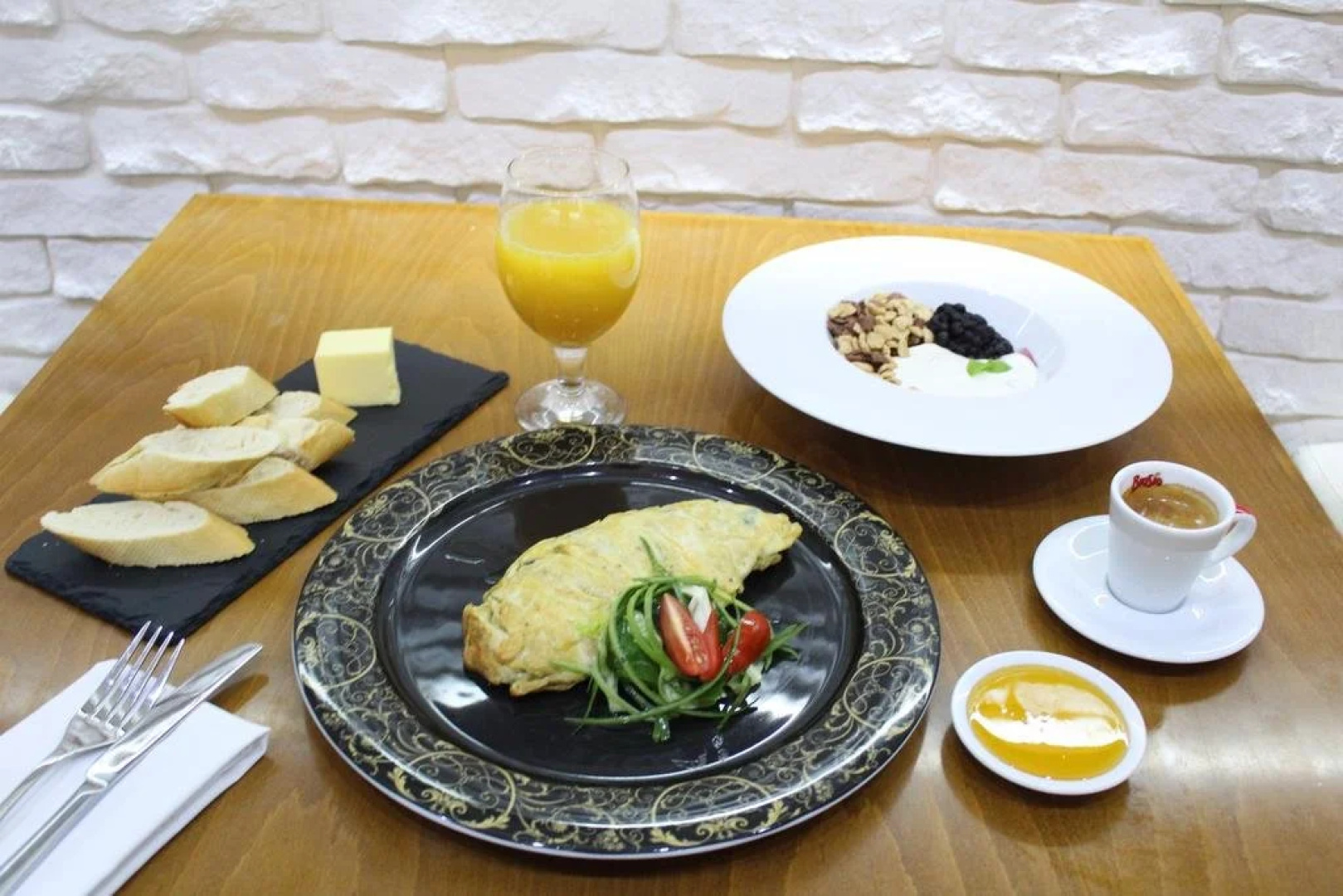 eL Cafe Bar & Restaurant