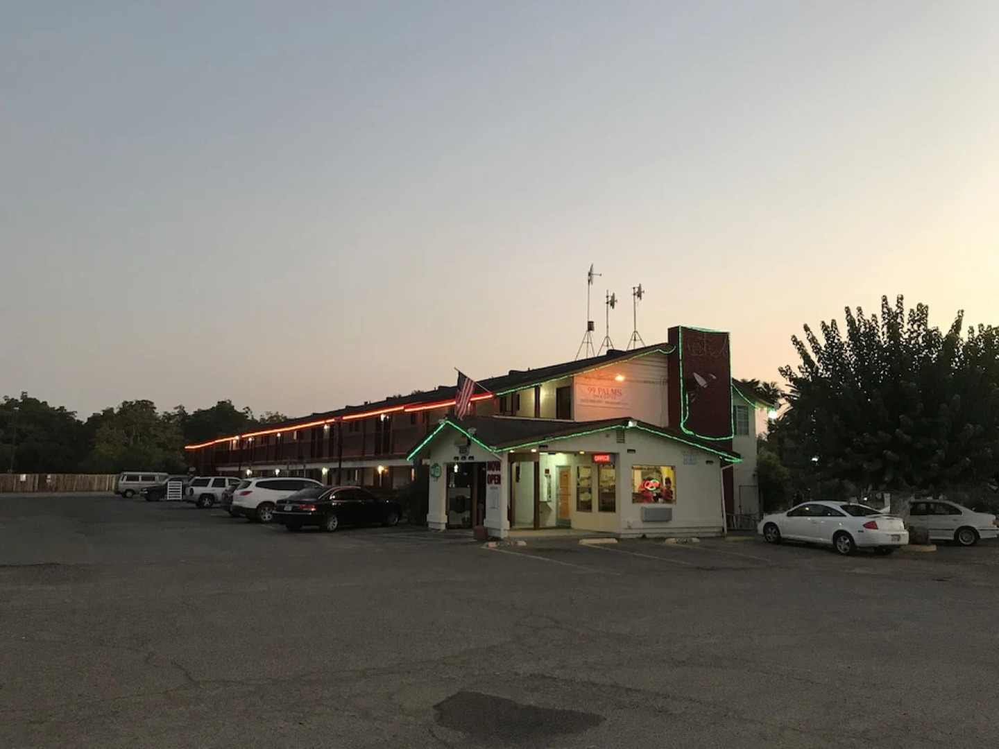 99 Palms Inn & Suites