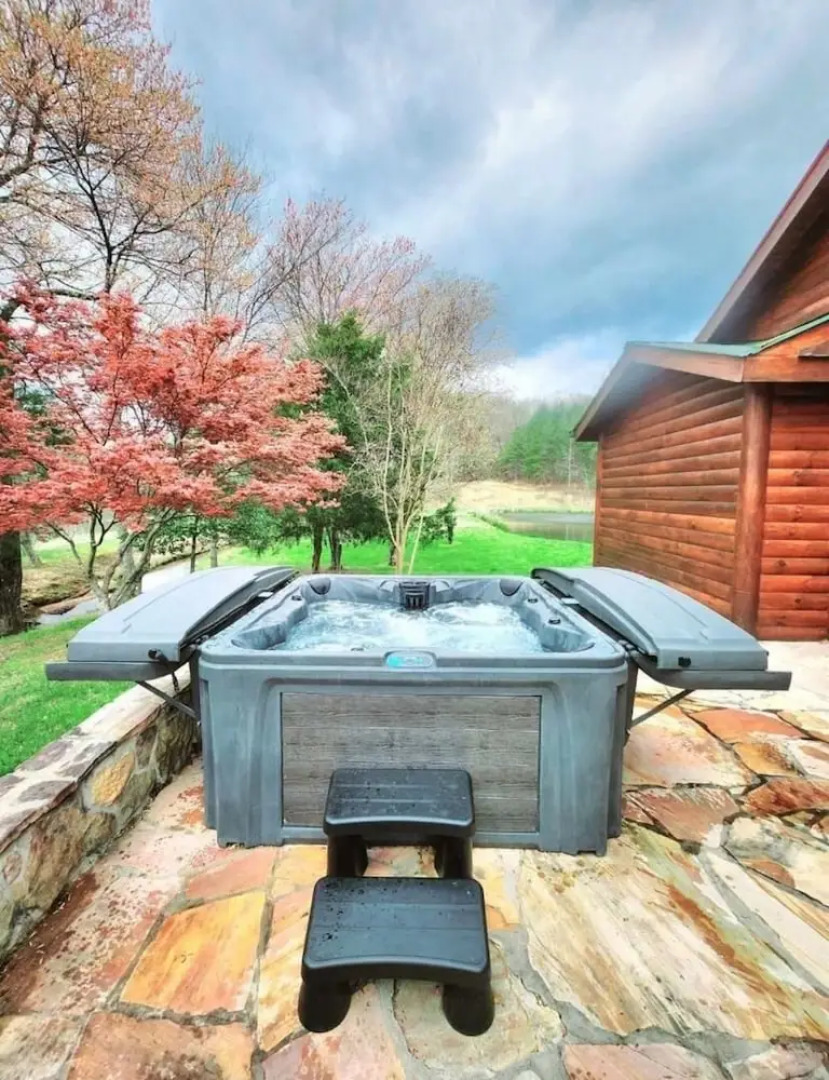 Deluxe log cabin! Pet and motorcycle friendly - enjoy nature with family and friends! 3 Bedroom Cabin by RedAwning