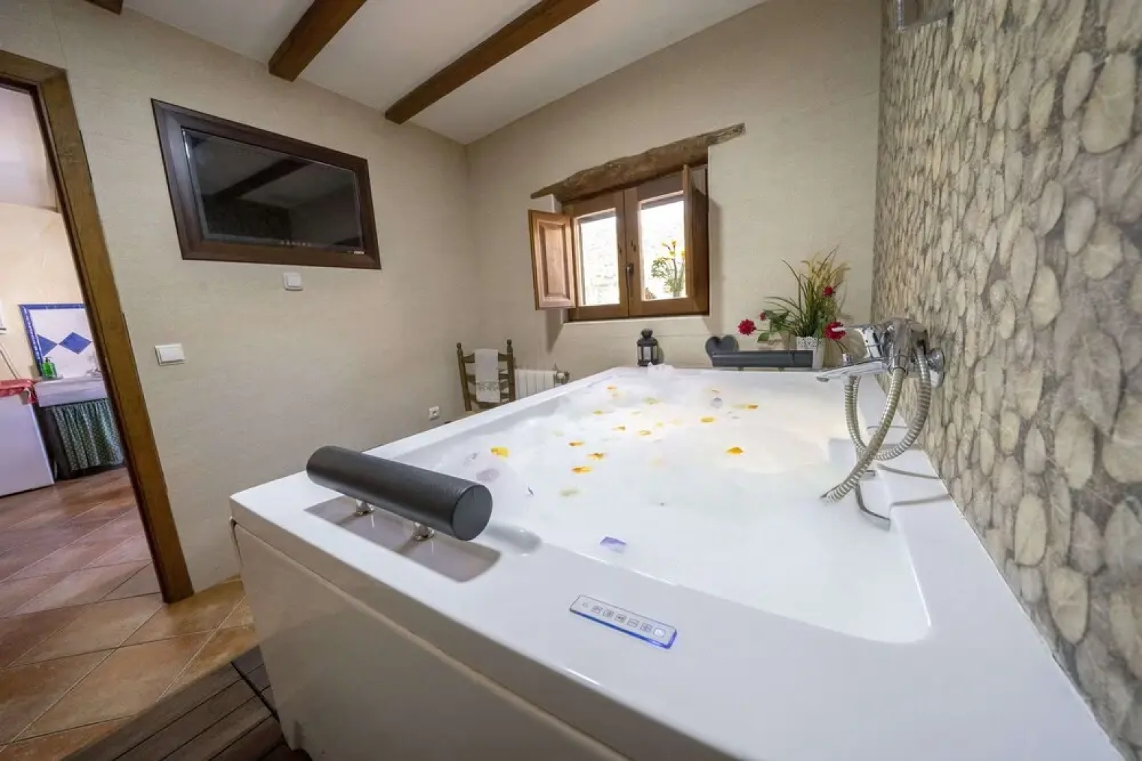 Romantic House for 2 or 4 People With Jacuzzi