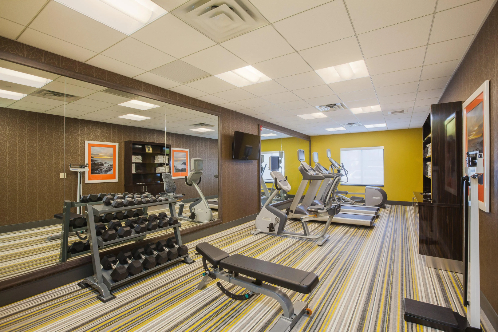 Holiday Inn Express & Suites Eureka by IHG