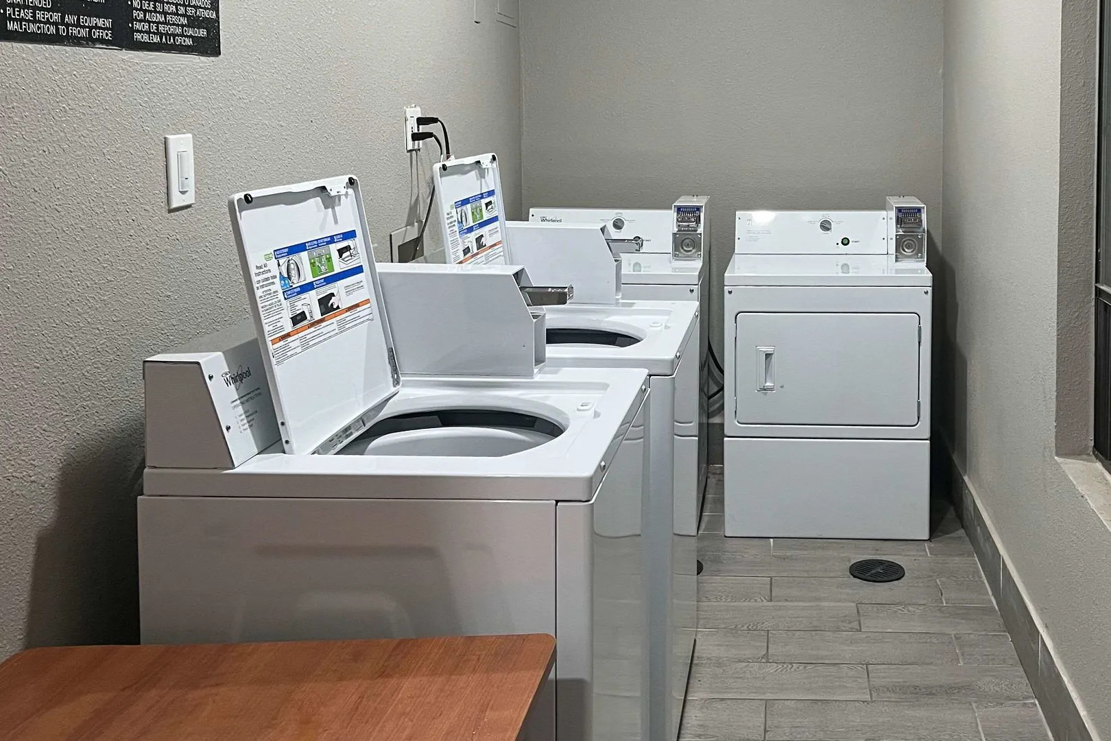 Econo Lodge Inn & Suites