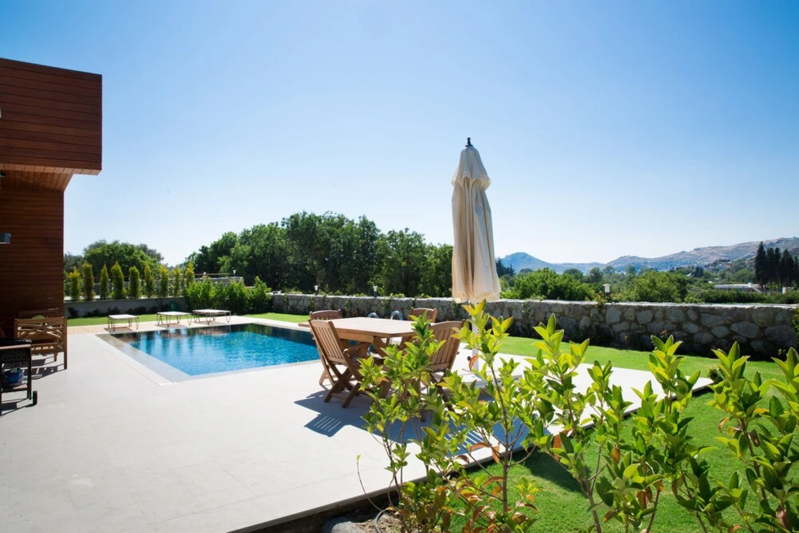 Important Group Villa Green