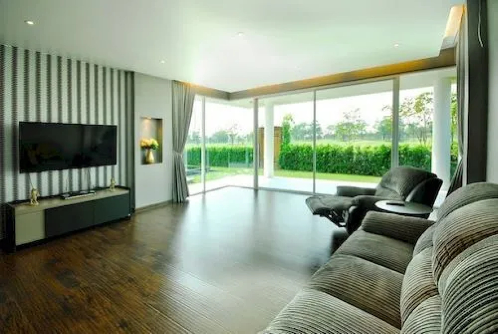 Aria Lake and Golf Villa