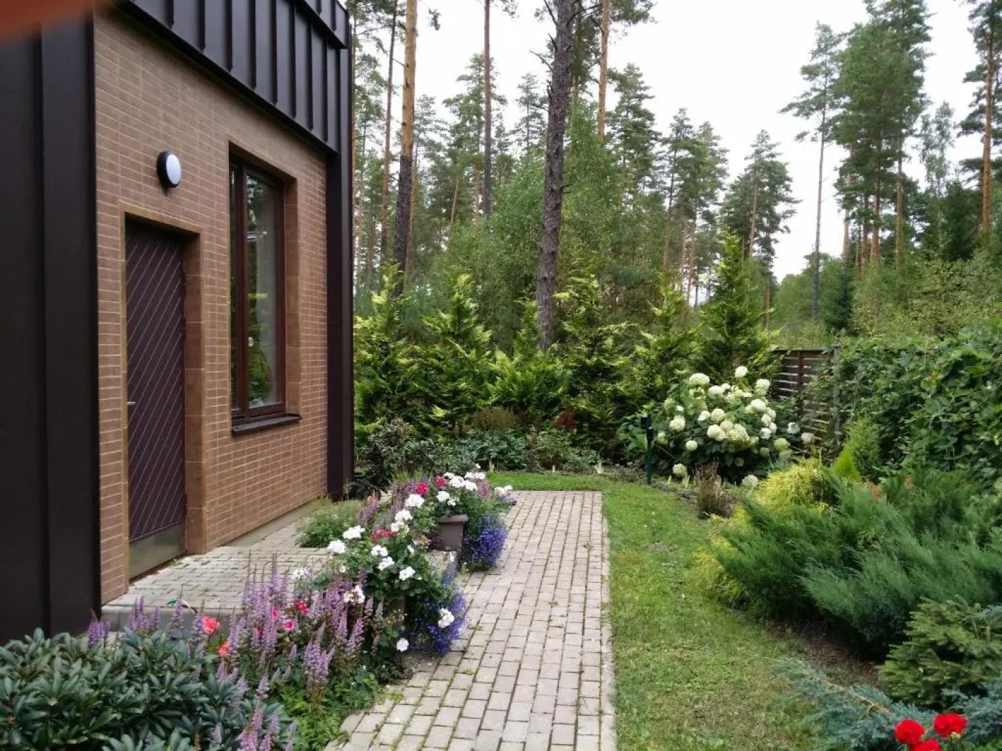 Lielbrieži 8