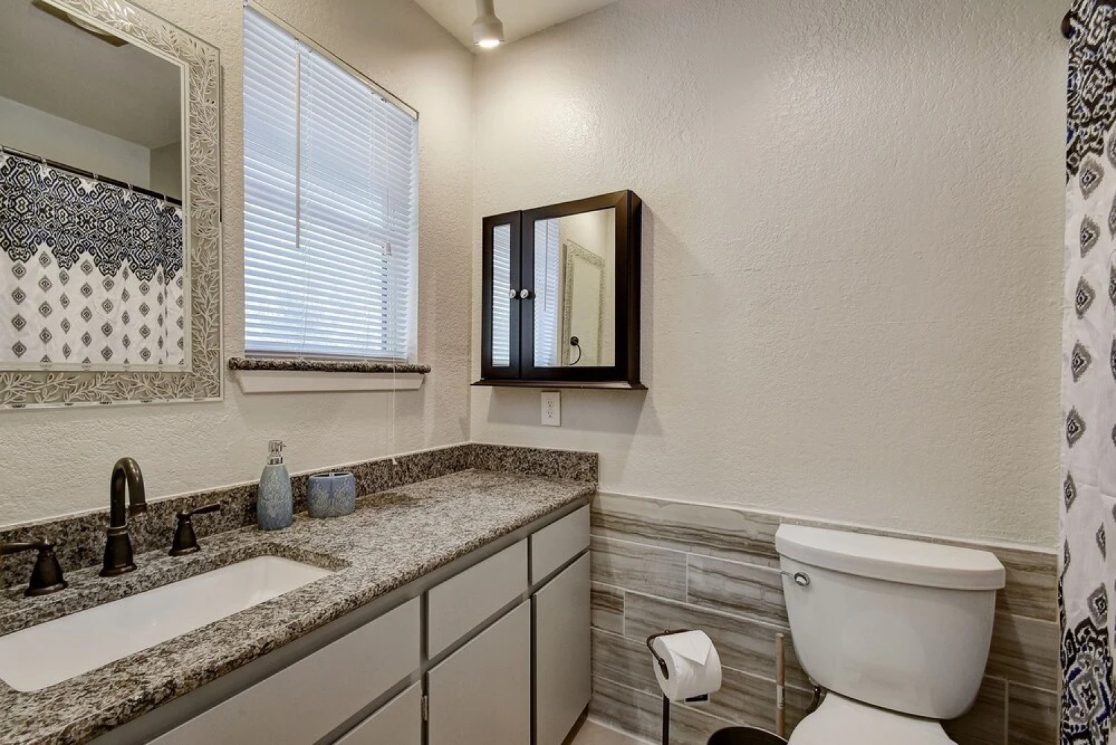 6107 Hudson Bend Rd Home