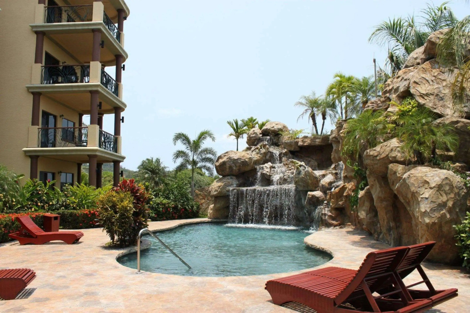 Clarion Suites Roatan at Pineapple Villas