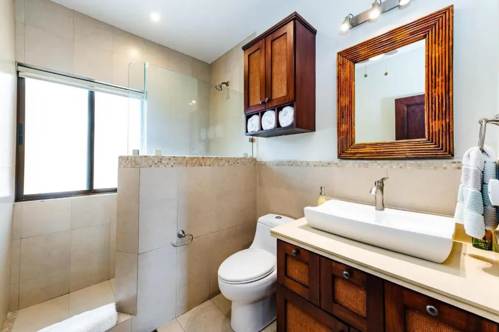 Flamingo Marina Resort 523, Flamingo 2-Bedroom Beachfront Condo with Pool