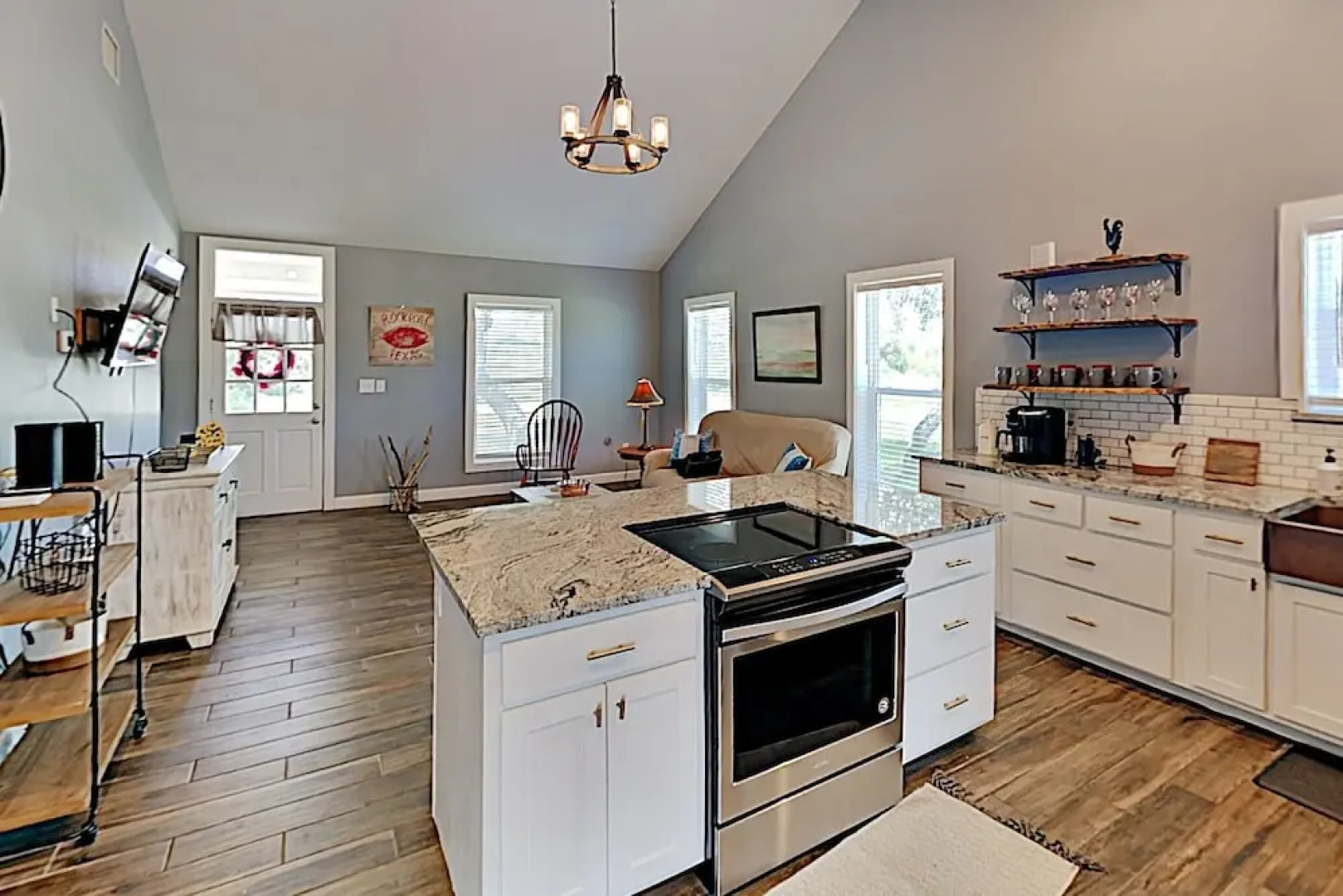 Deluxe Getaway: Big Corner Lot, Great Locale! 3 Bedroom Home