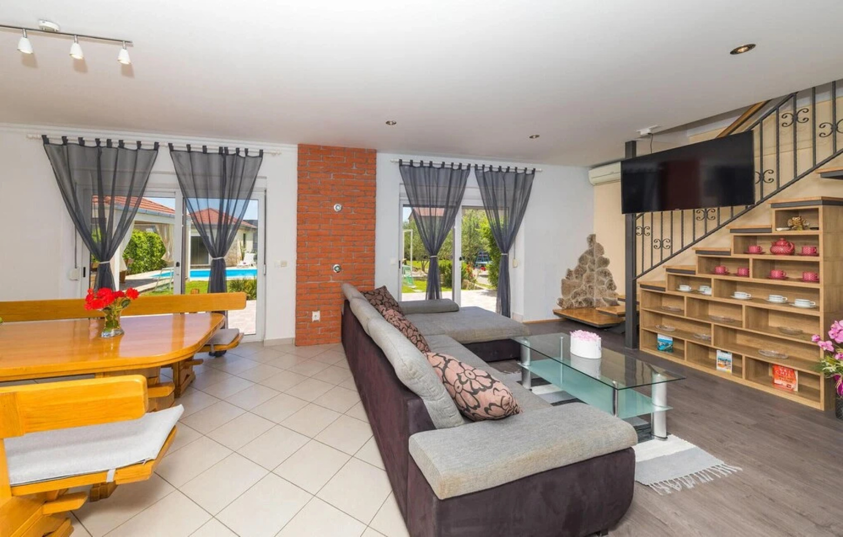 Beautiful Home in Kastel Luksic With Sauna, Wifi and 7 Bedrooms