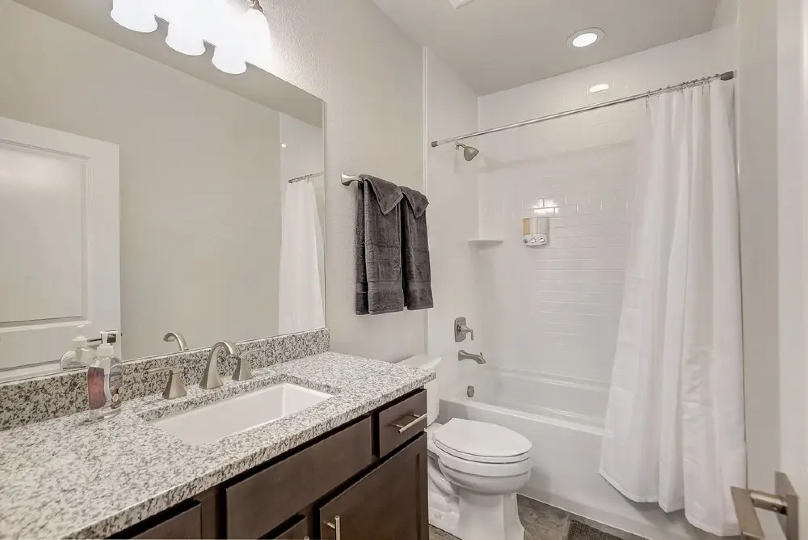 Beautiful New Denver Home! Sleeps 12!