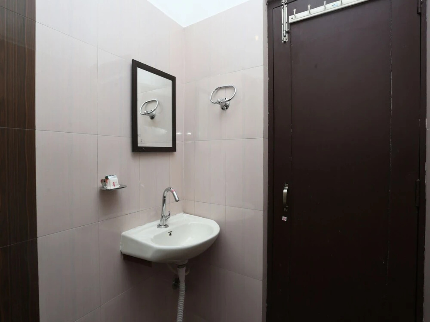 Oyo 30850 Hotel Hira